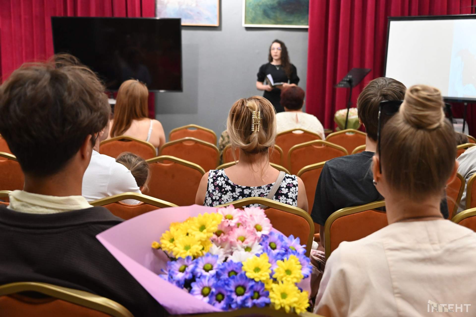Ветеранка презентувала в Одесі присвячену загиблому на війні батькові книгу