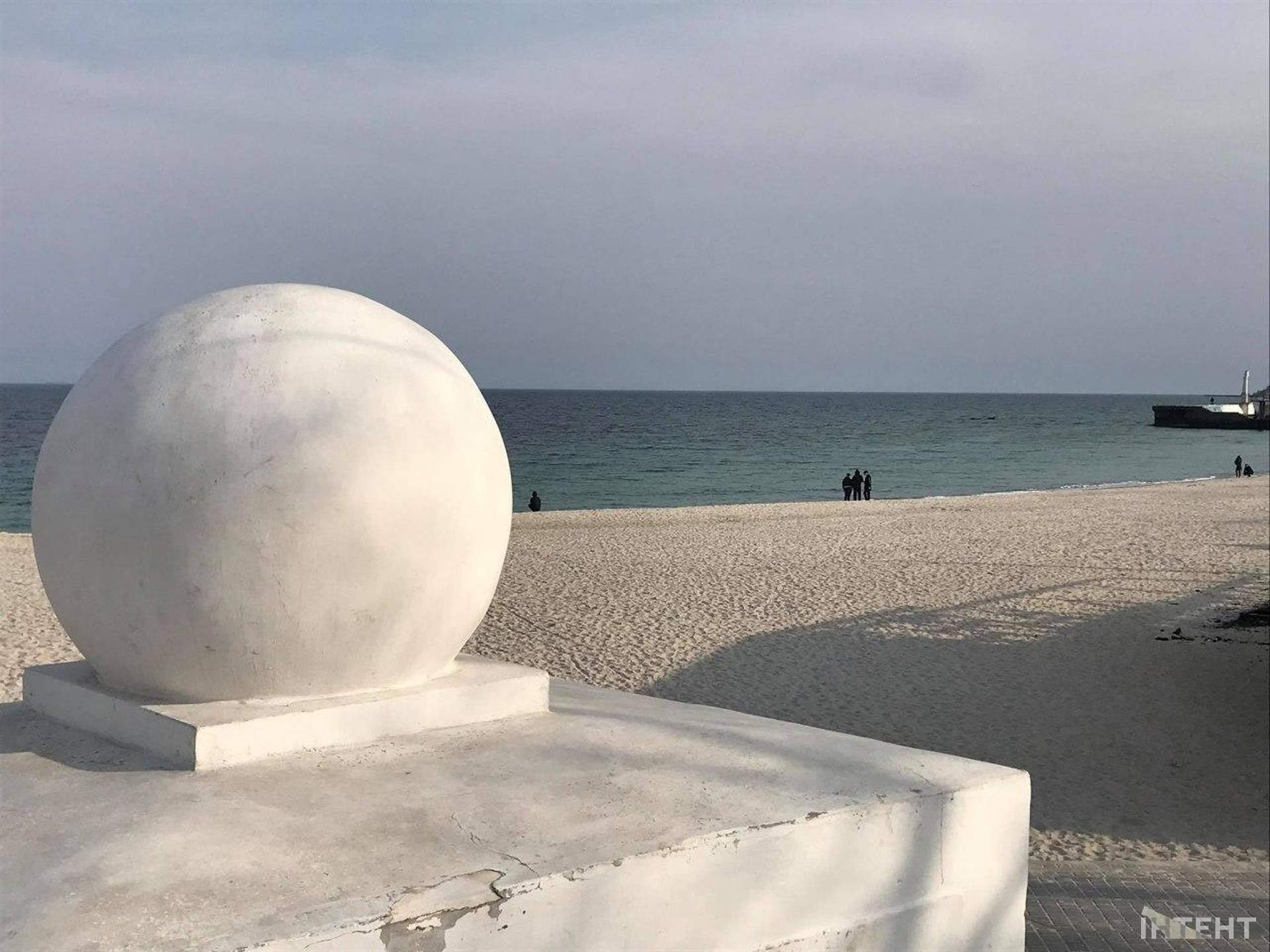 Вікенд на Ланжероні: смугасті стрічки не зупиняють одеситів, які вийшли погуляти