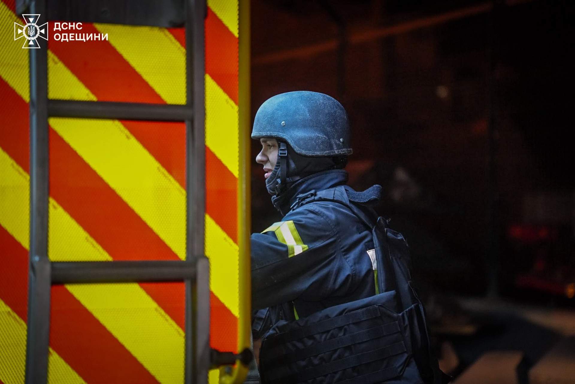 Спричинену росією пожежу в Одесі вночі гасили 80 рятувальників