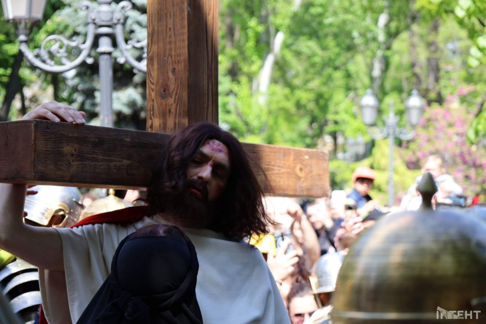 У перерві між тривогами в Одесі розіп'яли Христа (фотогалерея)