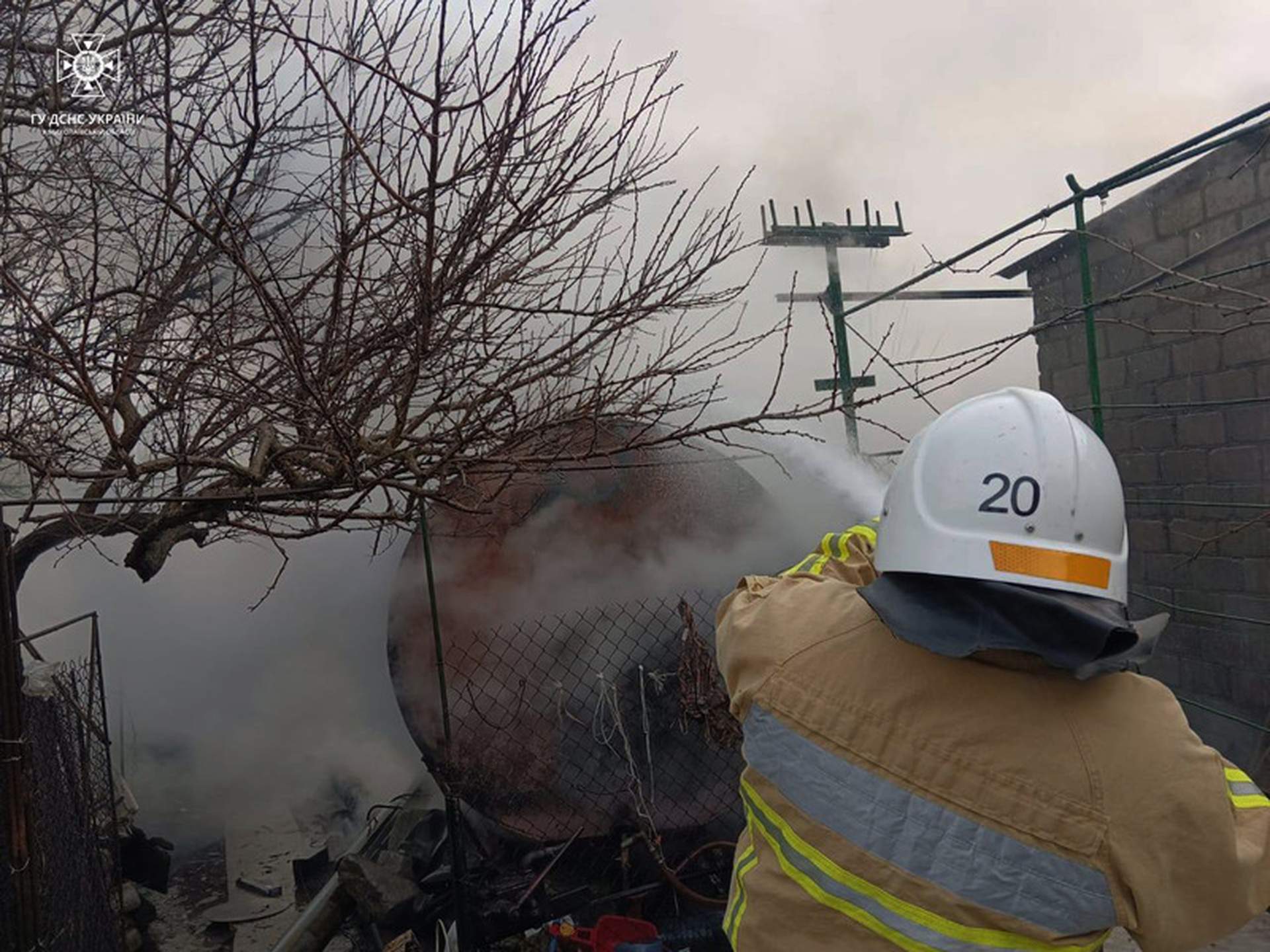 Через російські обстріли в Очакові загорівся гараж