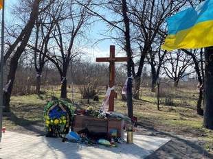 До річниці херсонської трагедії у Бузковому сквері встановили пам'ятний знак