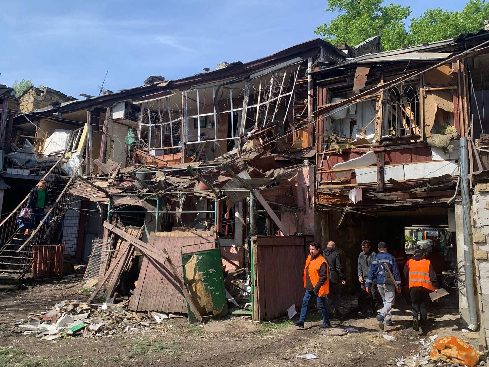 Наслідки влучання російського дрона в житлові будинки Одеси у світлинах