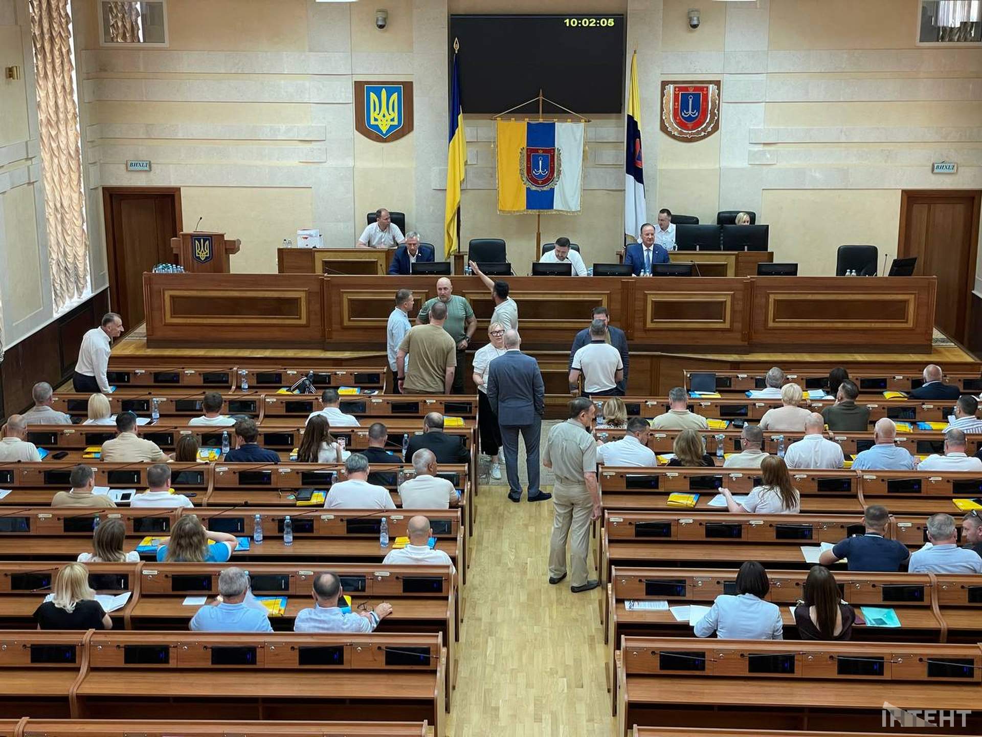 Бронювання охоронців замість медиків та підвищення зарплат: сесія Одеської облради у світлинах Інтента