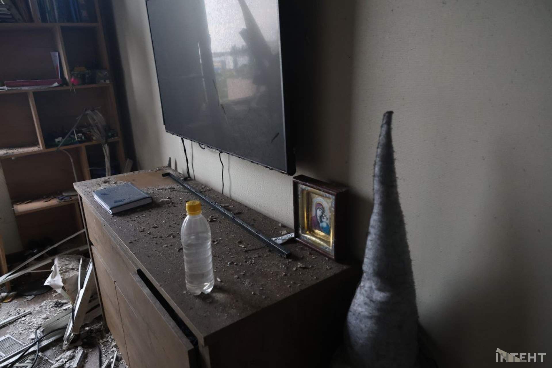 Наслідки влучання дрону в багатоповерхівку в Одесі у світлинах Інтента