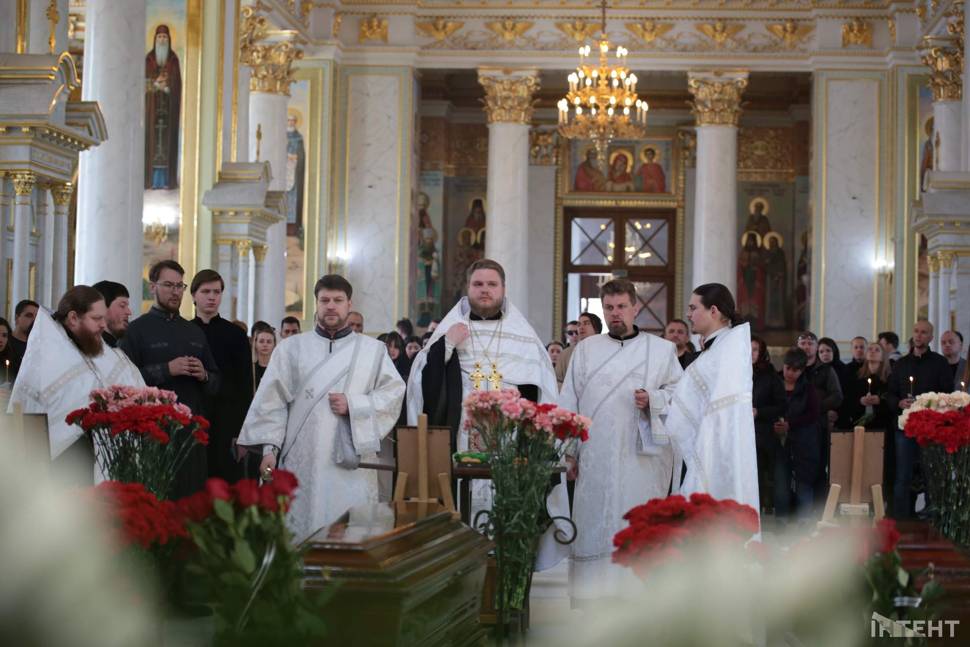 В Одесі попрощалися із вбитими російською ракетою немовлям, його мамою та бабусею