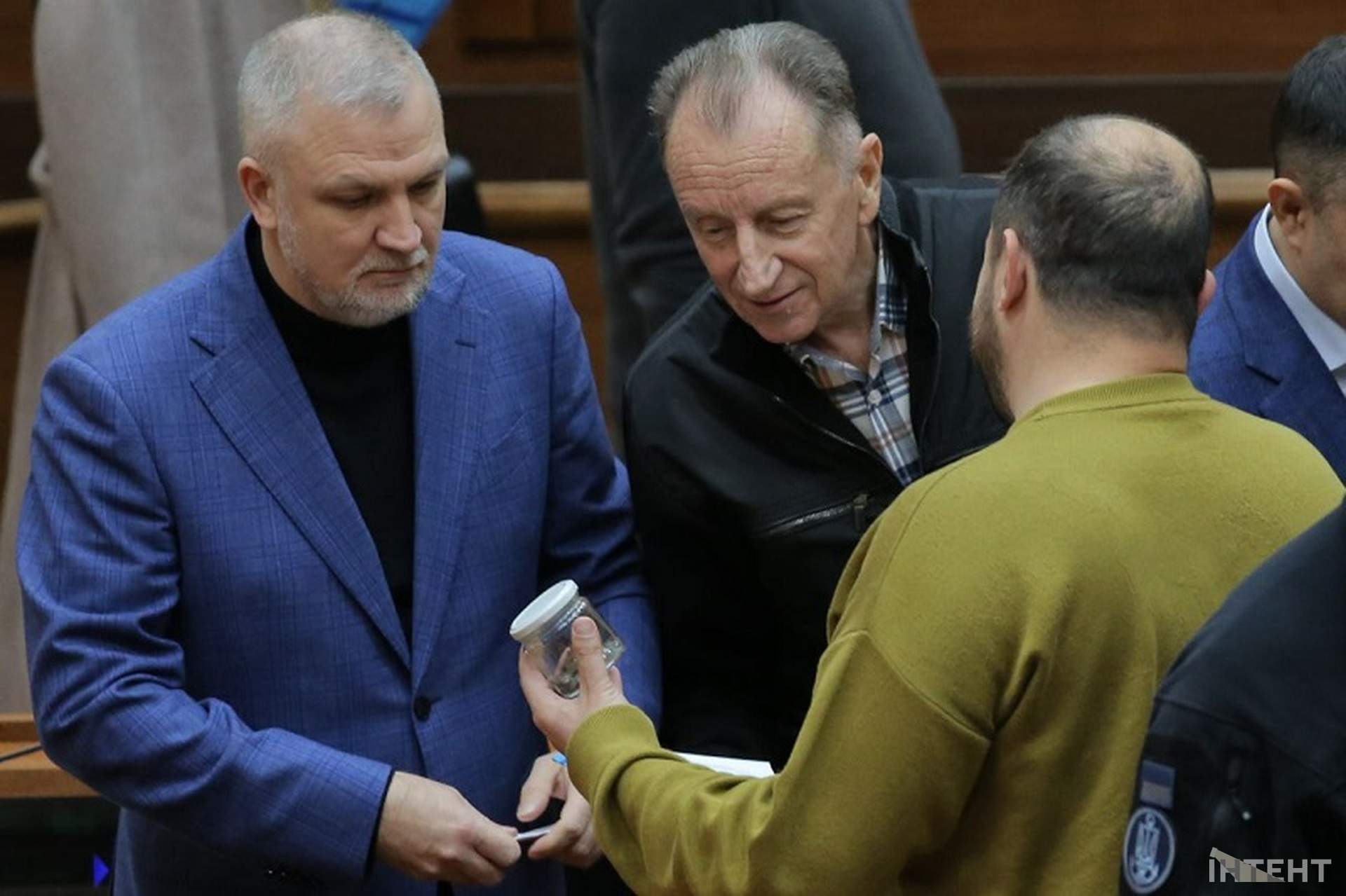 Шрапнель та невдалий перформанс: світлини з сесії Одеської облради