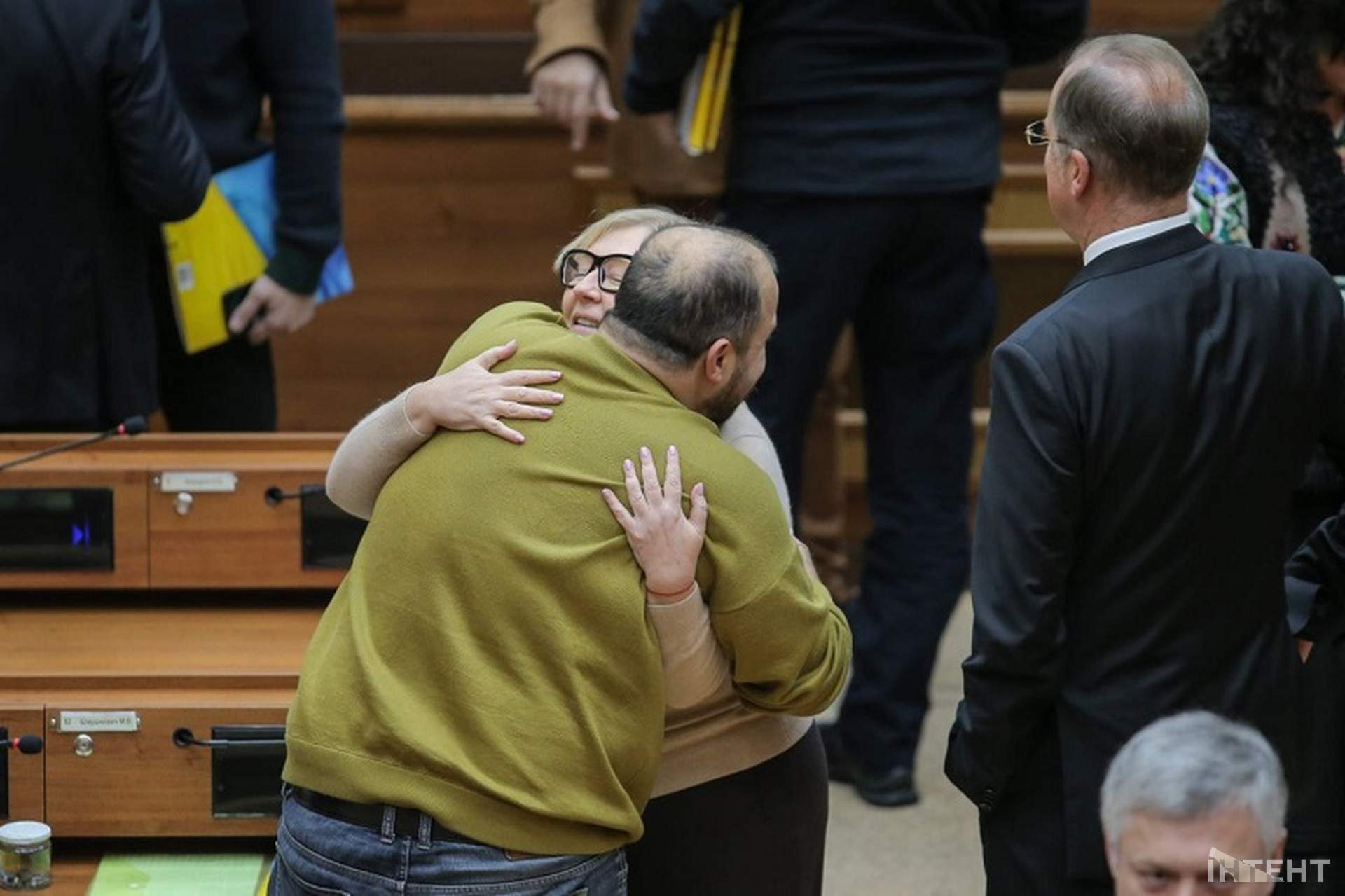 Шрапнель та невдалий перформанс: світлини з сесії Одеської облради