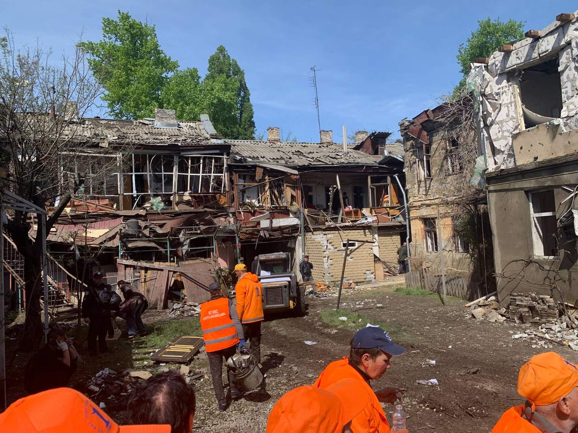 Наслідки влучання російського дрона в житлові будинки Одеси у світлинах