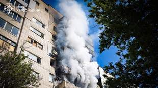 In Kherson, rescuers take two children out of fire under fire