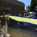 Родичі полонених розгорнули в Одесі 100-метровий прапор до Дня Конституції
