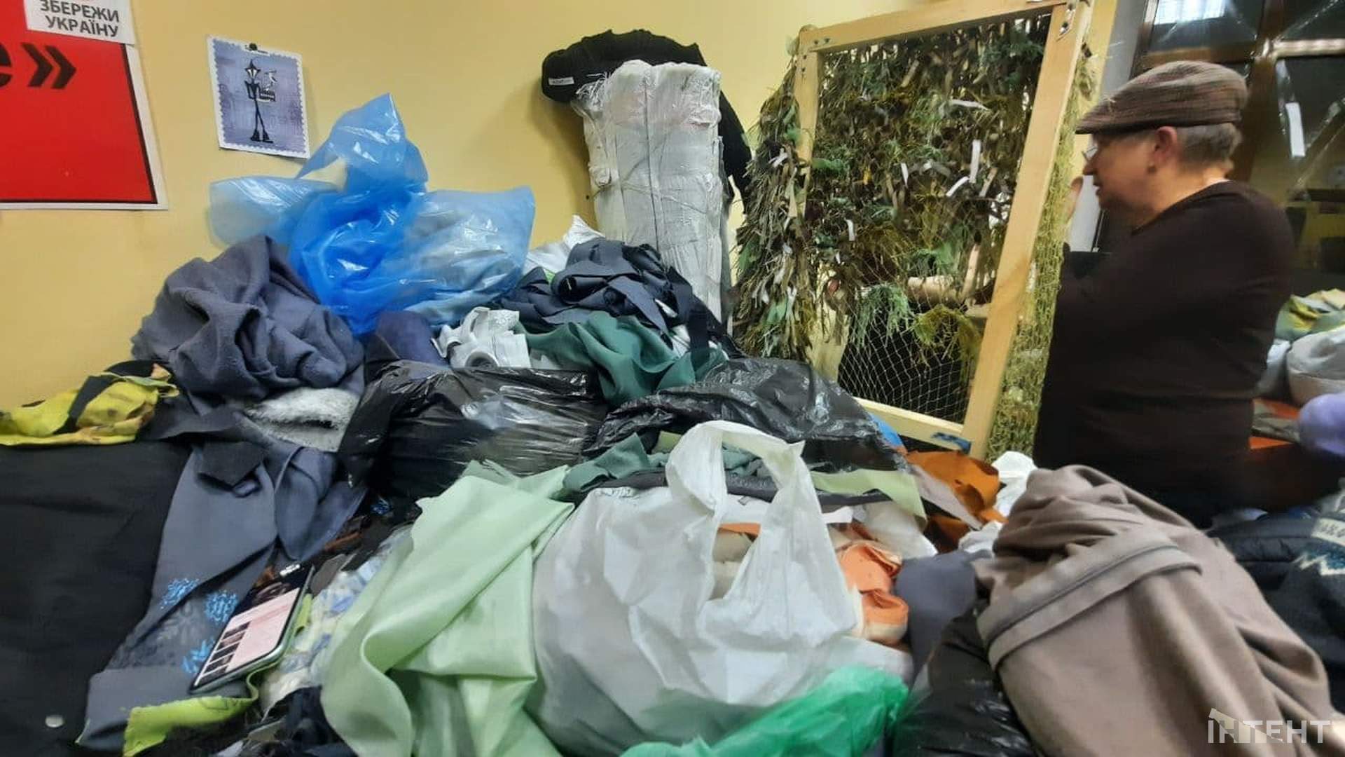 Одесити плетуть маскувальні сітки для військових