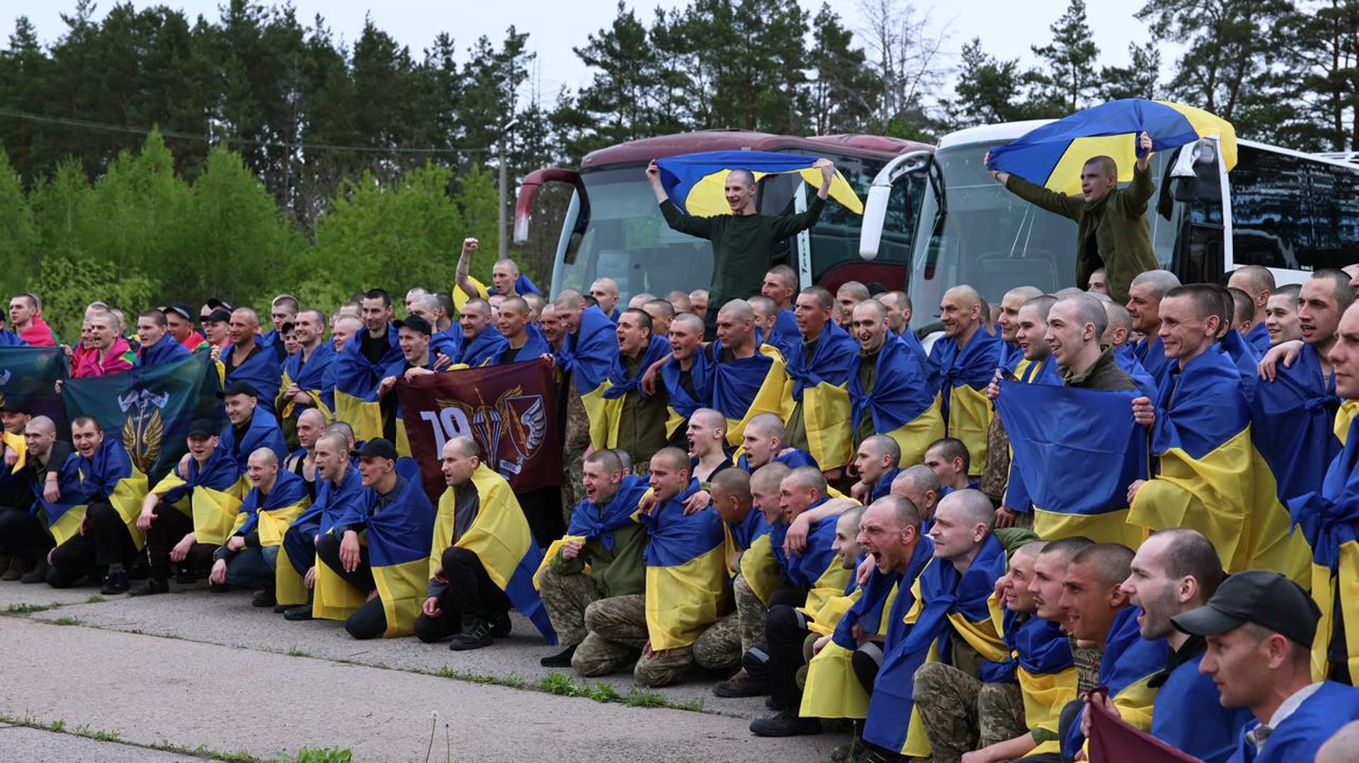 В Україну повернулися 205 військовополонених