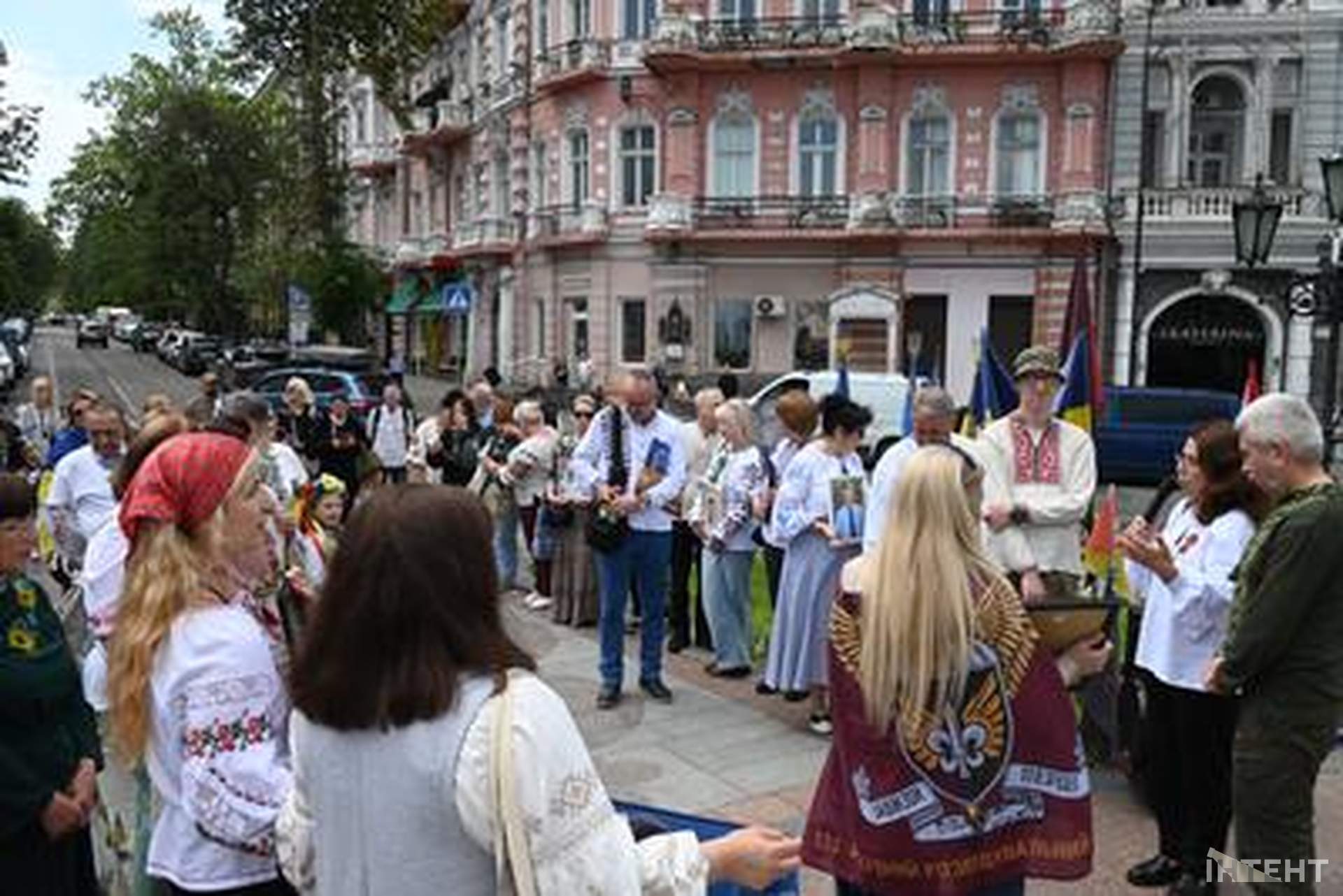 Лампадки, стрічки та хода пам’яті: в Одесі відбулася акція до Дня вишиванки
