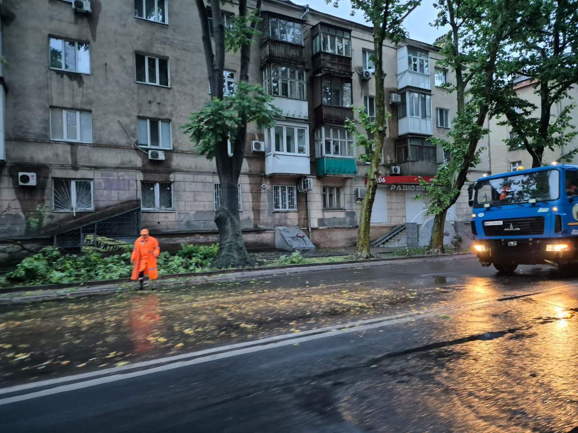 Вночі в Одесі вирувала негода: які наслідки