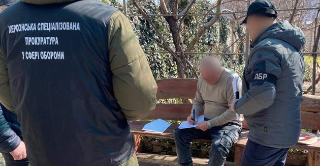 Повідомлкення про підозру. ФОТО: прокуратура у сфері оборони Південного регіону