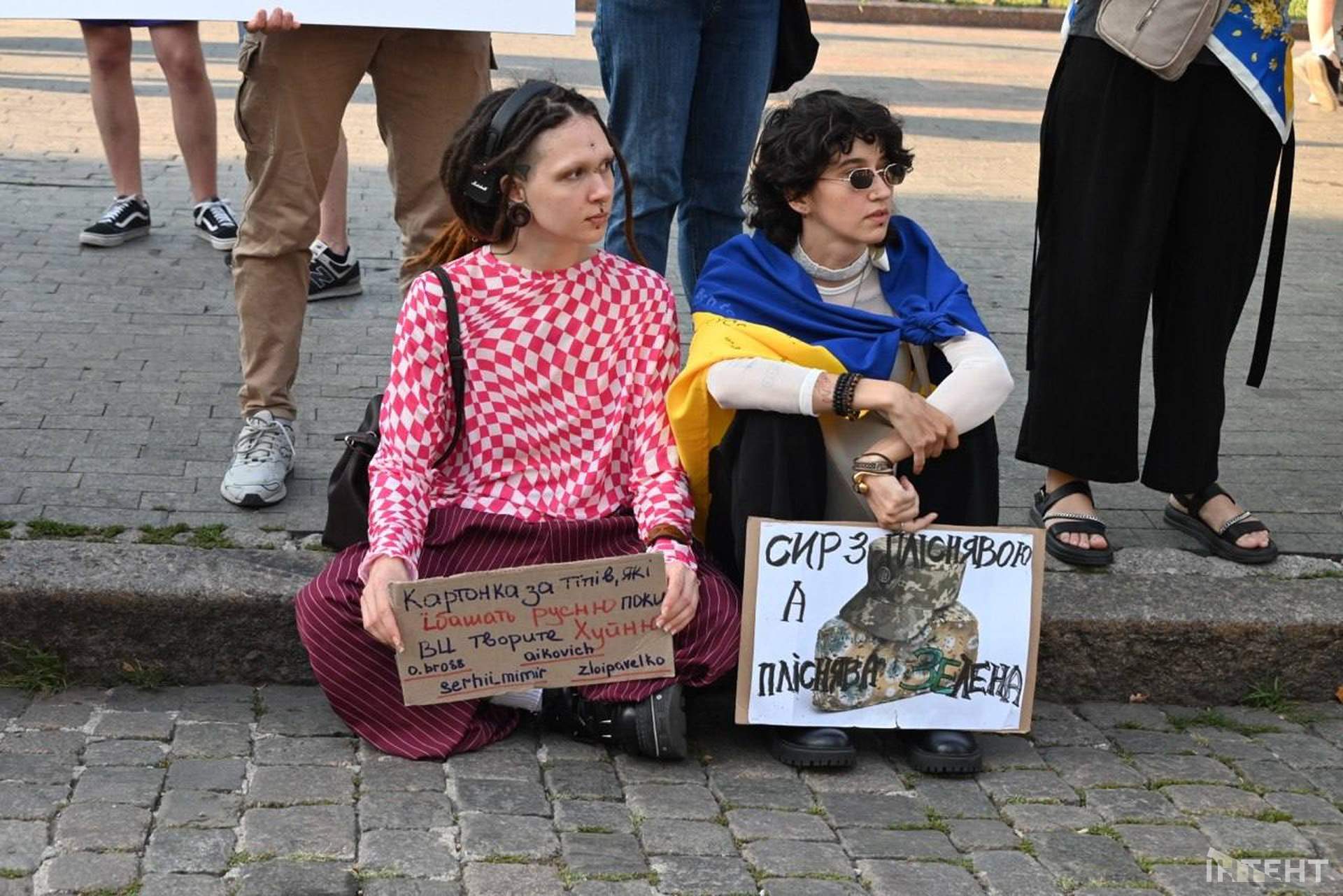 В Одесі в четвертий день протесту через відставку Федорова роздають наколоті апельсини
