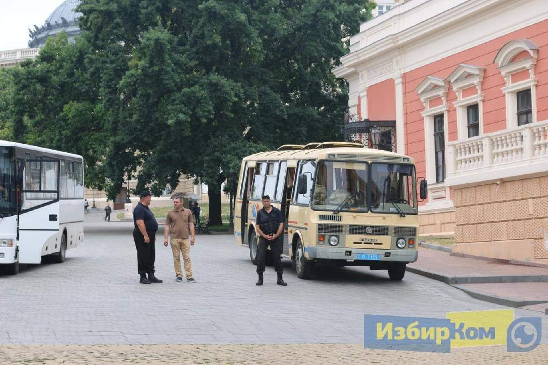 Неожиданная сессия Одесского горсовета: оцепление вокруг мэрии и сбор ради одного вопроса