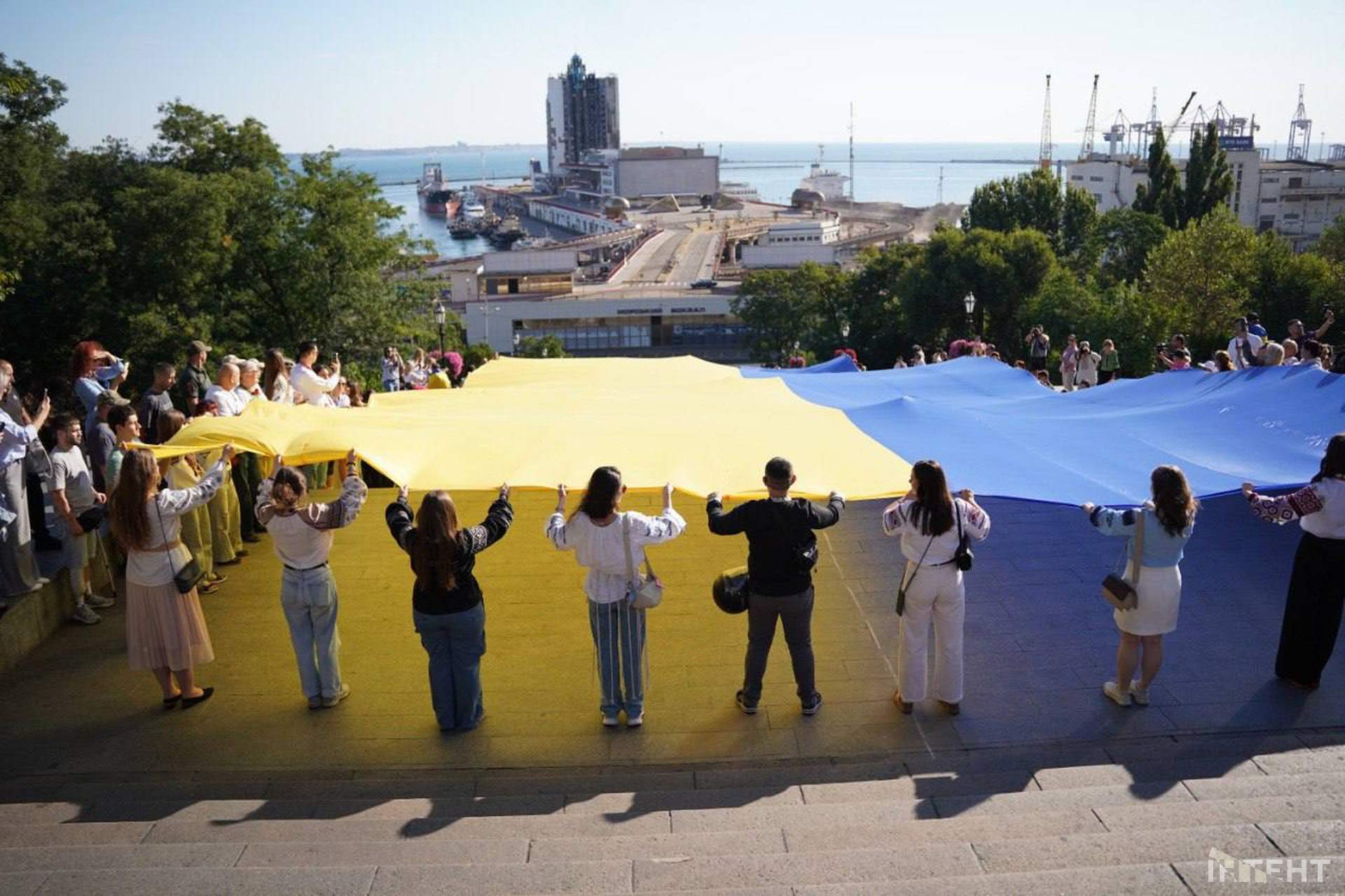 В Одесі розгорнули 34-метровий прапор України до Дня Незалежності