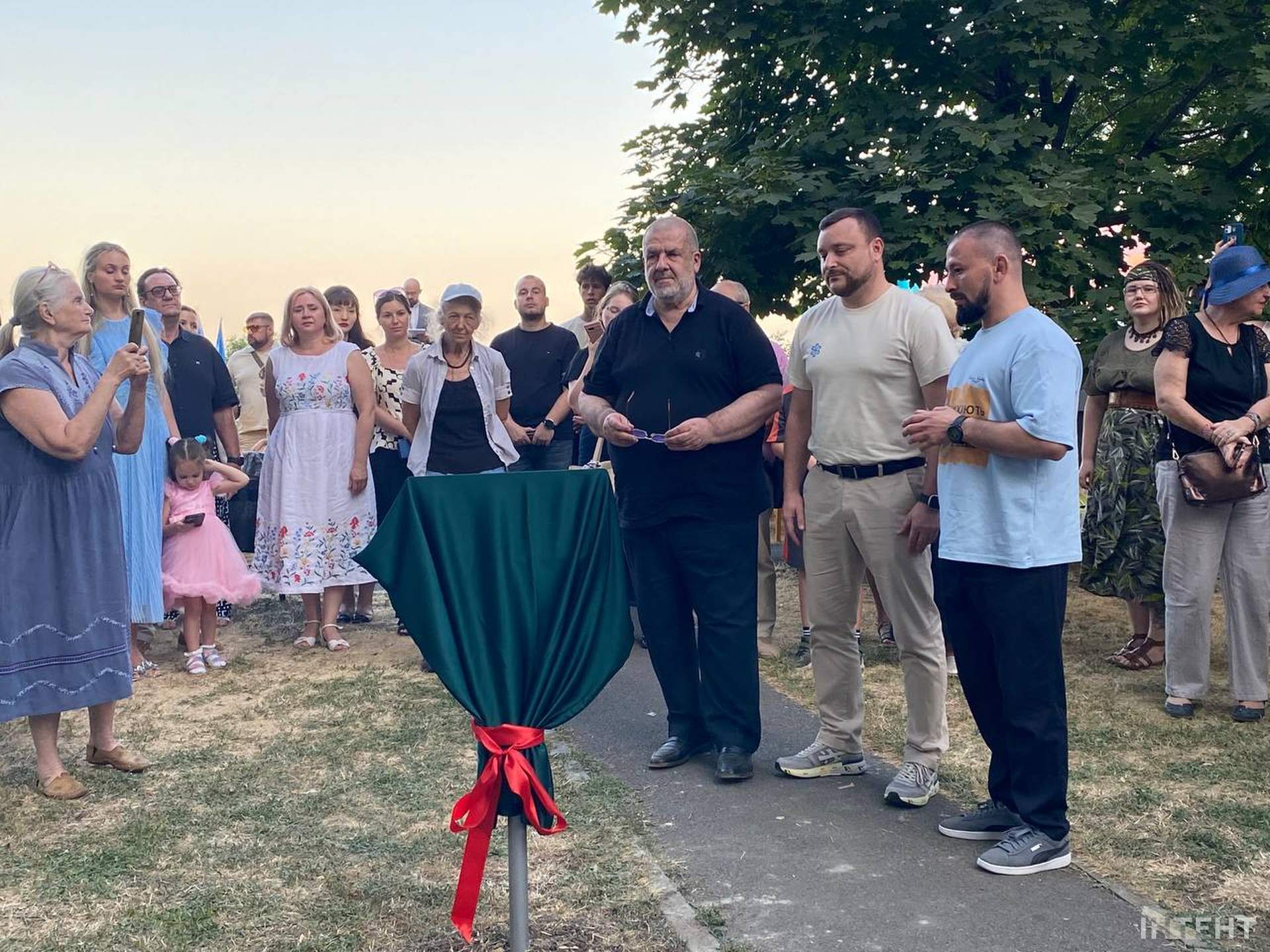 У сквері Челебіджіхана в Одесі встановили пам'ятну табличку на його честь