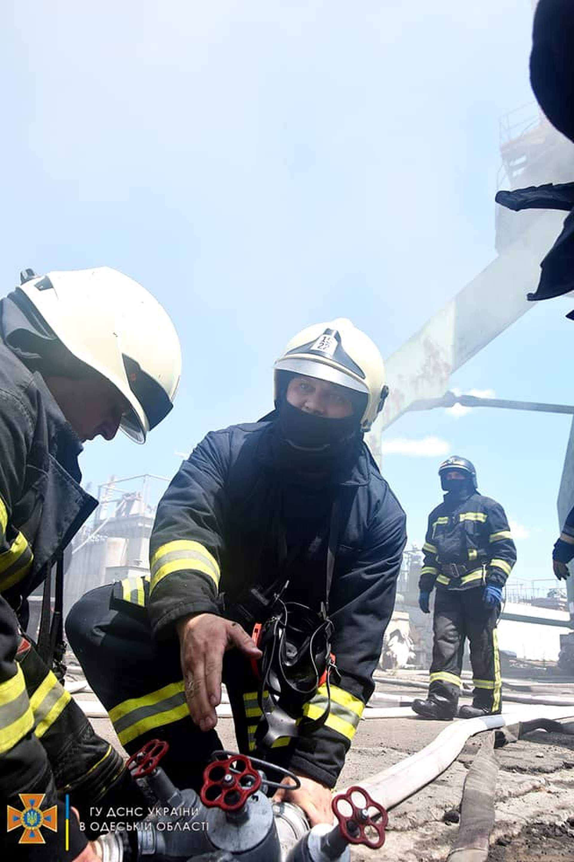 Як рятувальники долали наслідки ракетного удару по Одеському порту