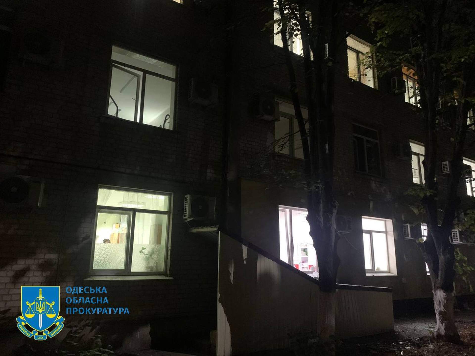 Вибиті вікна та поранені люди: наслідки дронової атаки під Одесою