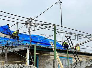 Волонтери на Херсонщині продовжують лагодити зруйновані росіянами домівки
