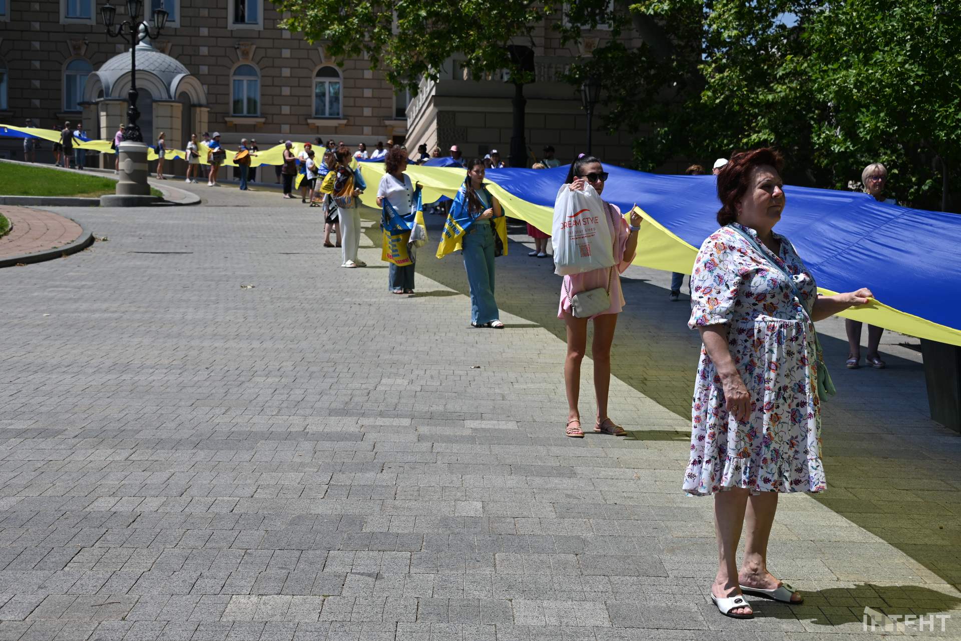 Родичі полонених розгорнули в Одесі 100-метровий прапор до Дня Конституції