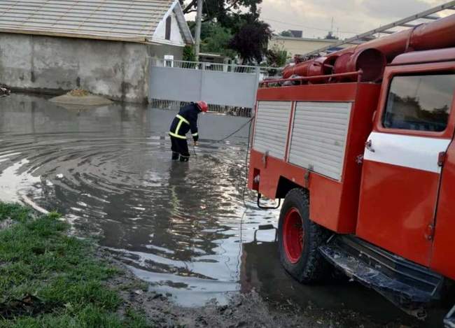 Наслідки негоди: рятувальники відкачують воду з підтоплених будинків на Одещині