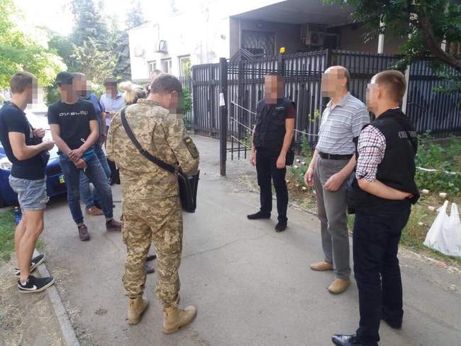 Терапевта военкомата подозревают в получении взятки за "белый билет"