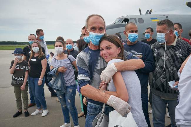 Моряки з танкера «Рута», які понад три роки провели за ґратами в Лівії, повернулися в Україну