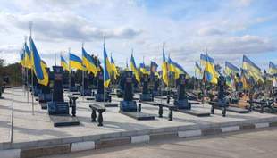 В Херсоні встановили гранітні пам'ятники на могилах загиблих воїнів