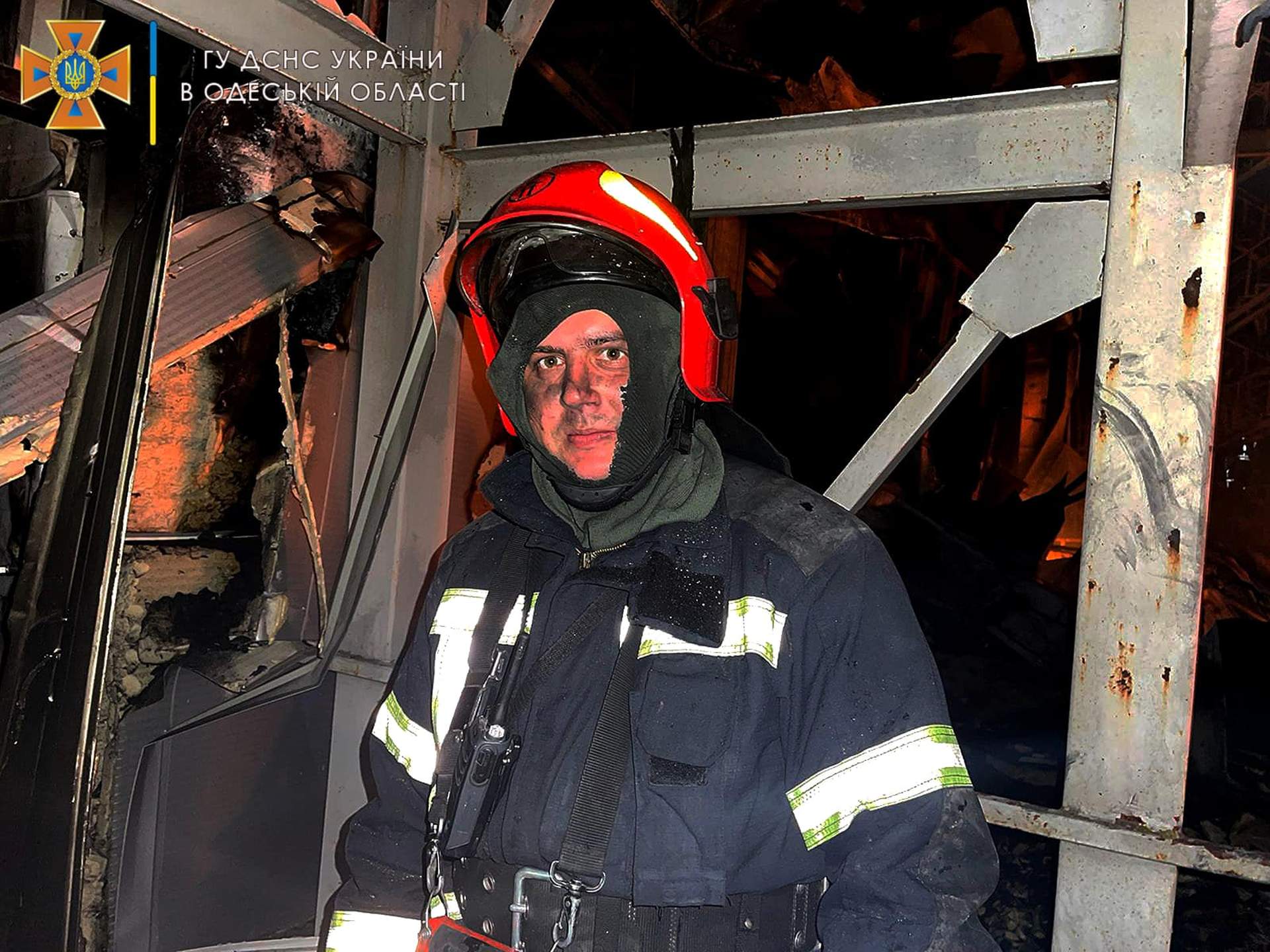 Як пожежники боролися із результатом ракетного удару по Одесі та що залишилось від торгового центру