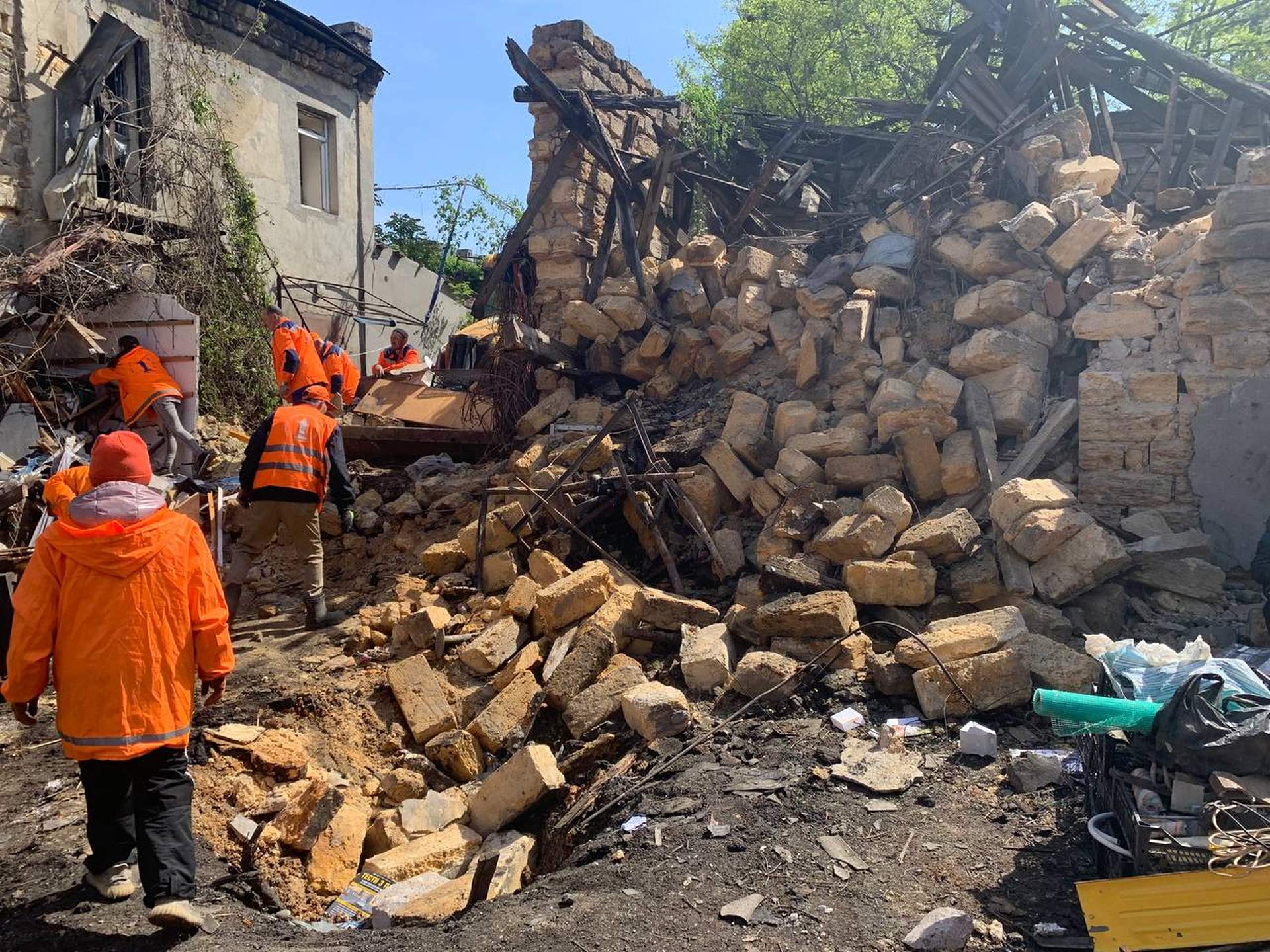 Наслідки влучання російського дрона в житлові будинки Одеси у світлинах