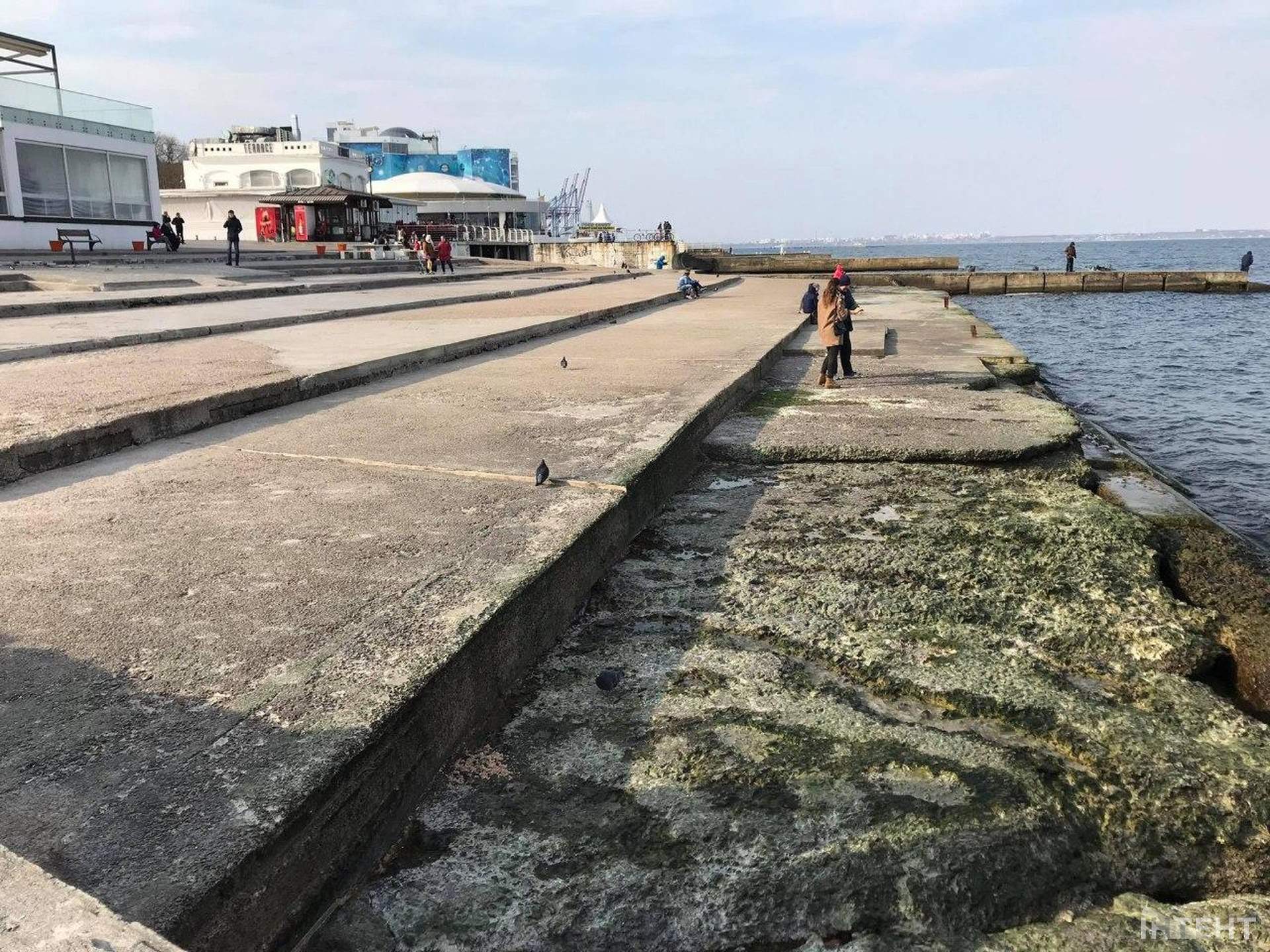 Вікенд на Ланжероні: смугасті стрічки не зупиняють одеситів, які вийшли погуляти