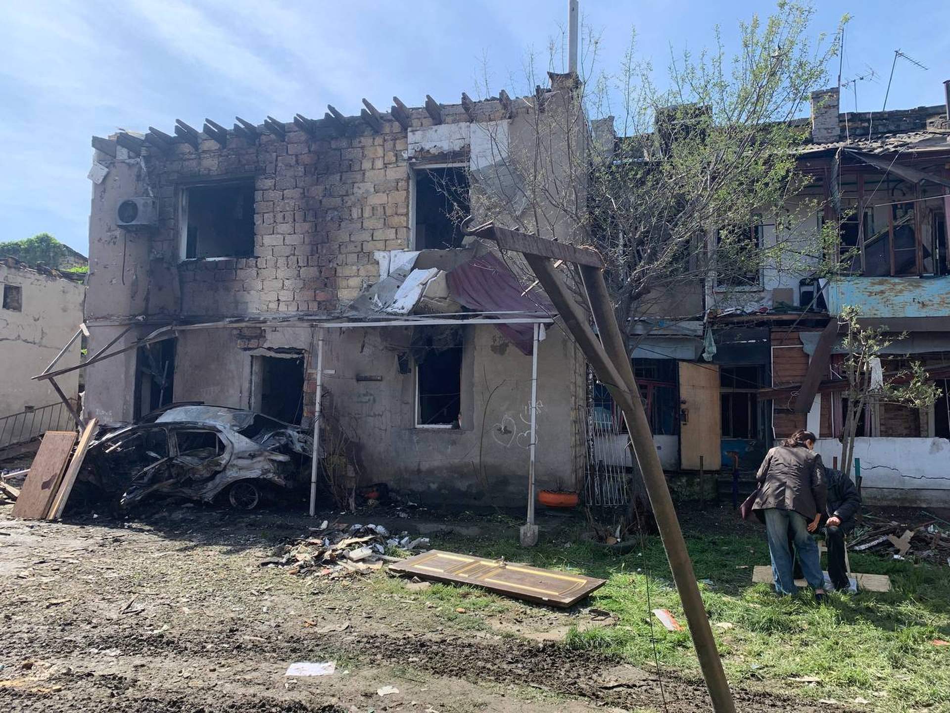 Наслідки влучання російського дрона в житлові будинки Одеси у світлинах