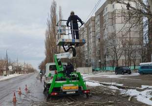 Херсонські комунальники привели до ладу мережі після обстрілів