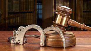 Інспектора ЖКГ у Миколаєві визнали винним у хабарництві, але покарати не змогли