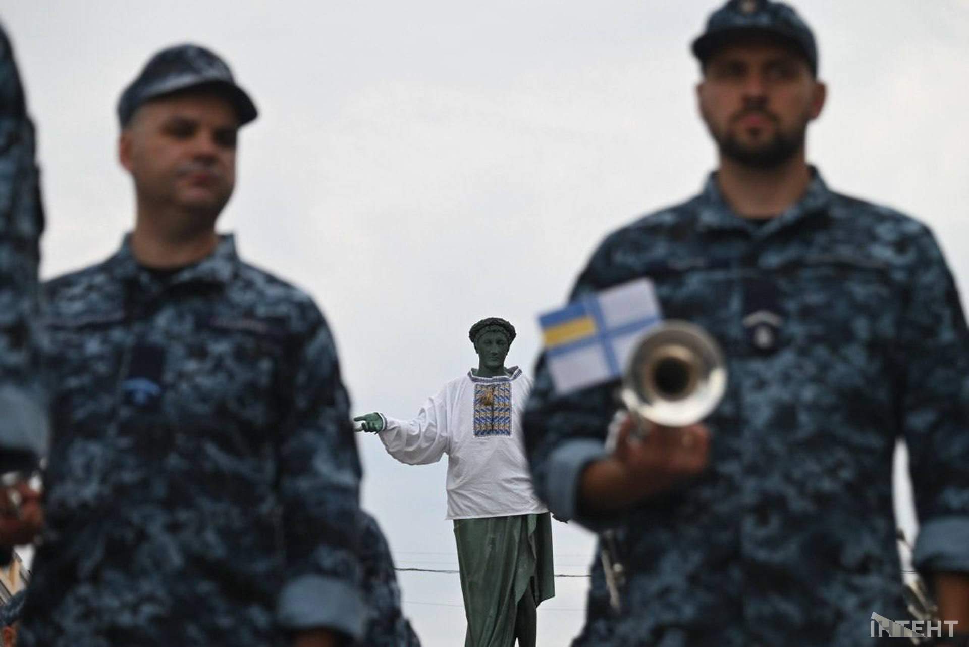 Дюка знову вдягнули у вишиванку: в Одесі розгорнули 35-метровий прапор