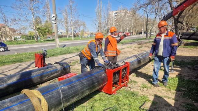 Repair of pipes. PHOTOS: Mykolaivvodokanal