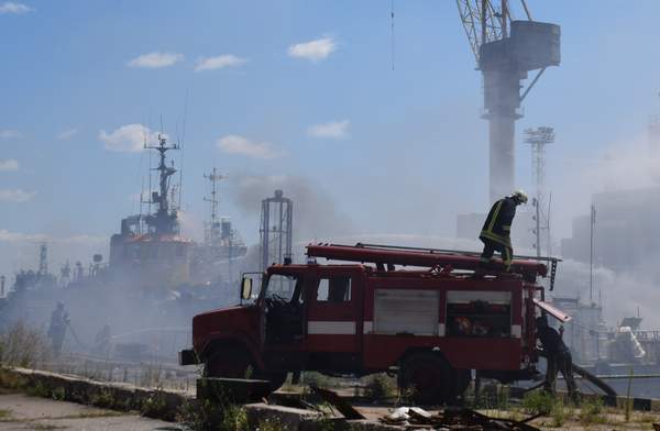 Як рятувальники долали наслідки ракетного удару по Одеському порту