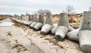 Тетраподи в "Тузловських лиманах" викопали й відтягли трохи далі