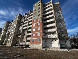 У Сергіївці показали, як відновлюють багатоповерхівку після ракетного удару