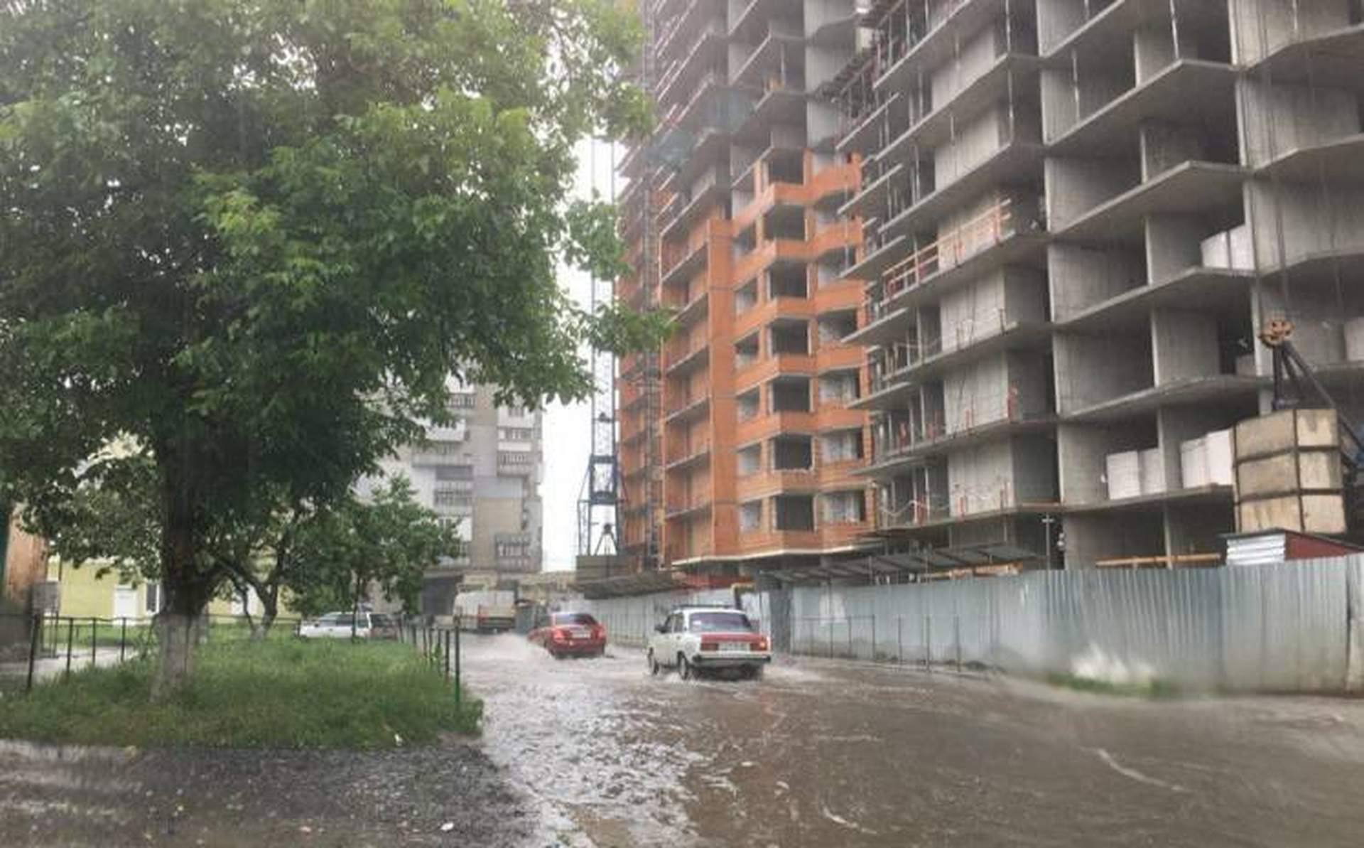 Ливень в Одессе. Дороги стали реками 