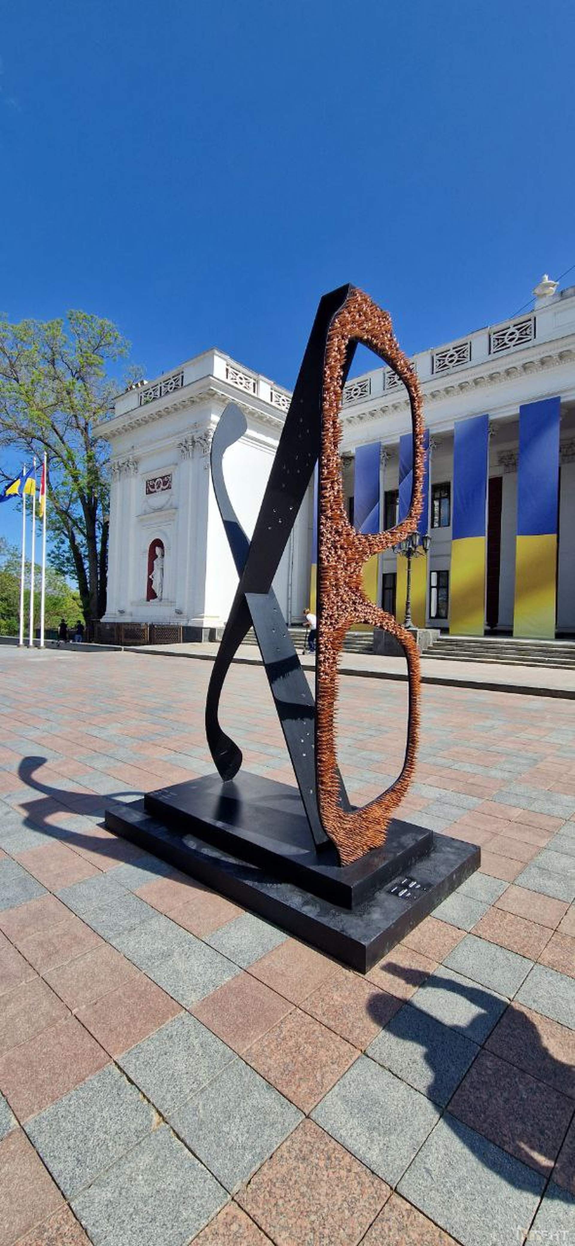 Перед будівлею Одеської мерії тимчасово встановили велетенські окуляри