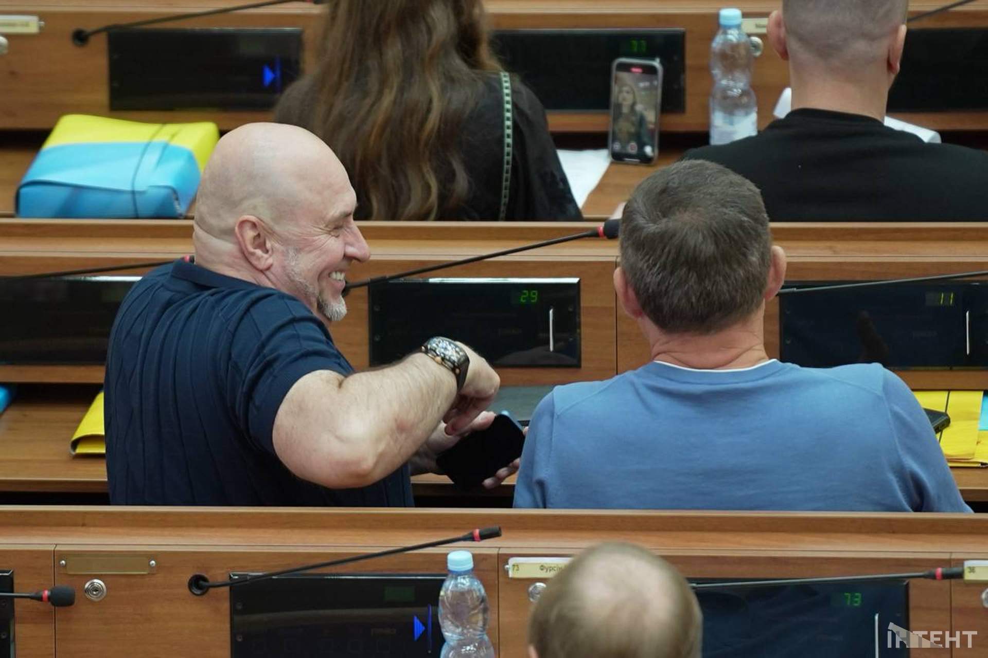 Депутатські суперечки й рокірування у світлинах Інтента