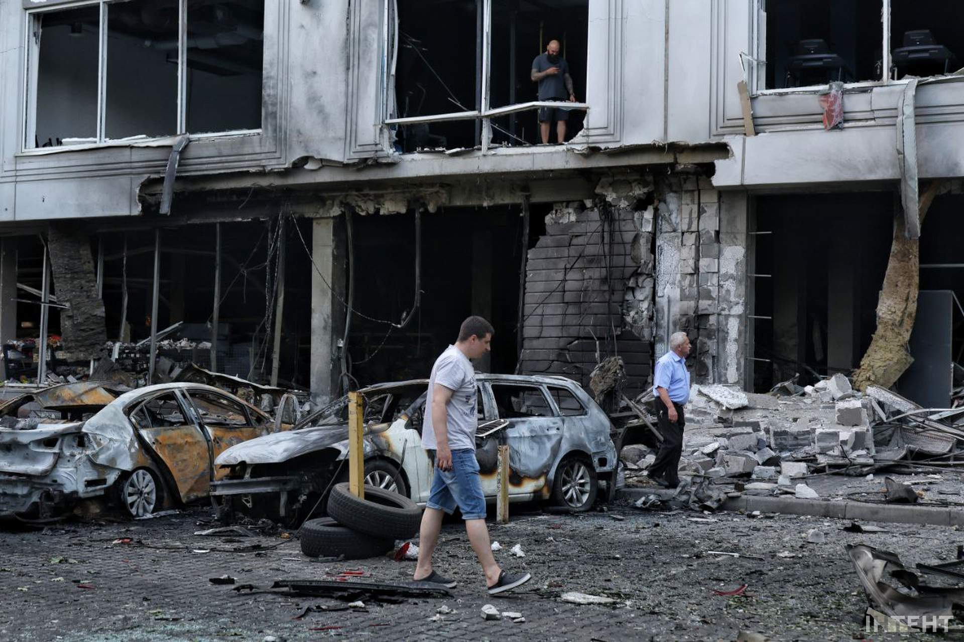 Внаслідок нічного обстрілу Одеси постраждали відділення банку та супермаркет