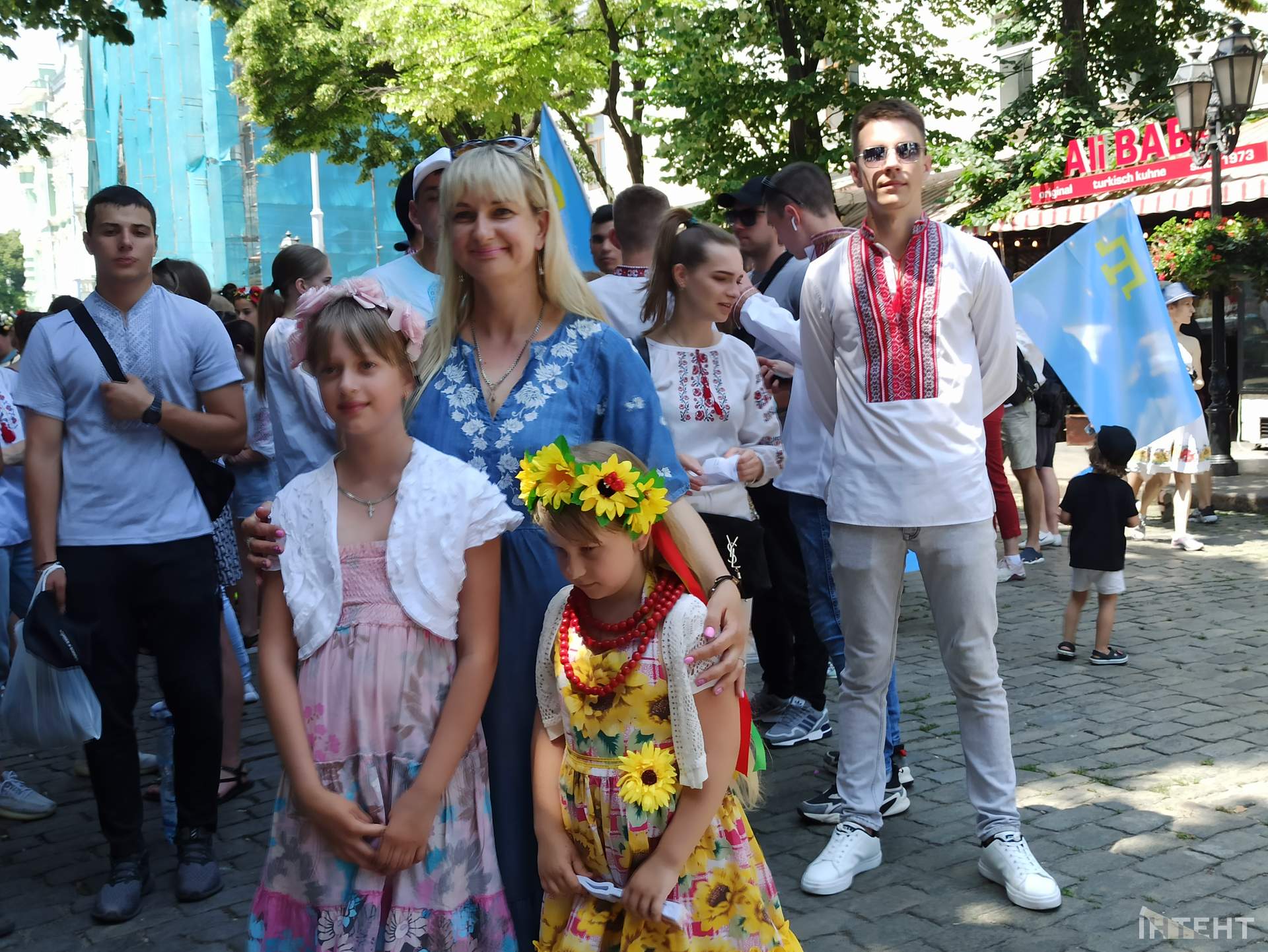 В Одесі влаштували мегамарш вишиванок та автопробіг до дня кримськотатарського прапору