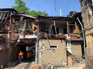 Наслідки влучання російського дрона в житлові будинки Одеси у світлинах