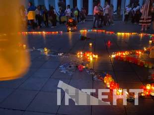 В центре Одессы выложили свечами карту Украины в память о погибших героях